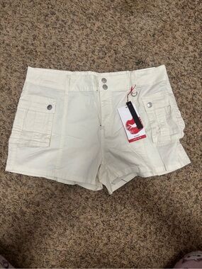 Hot Kiss White Low-Rise Double Button Cargo Shorts (Size 15) — NWT
